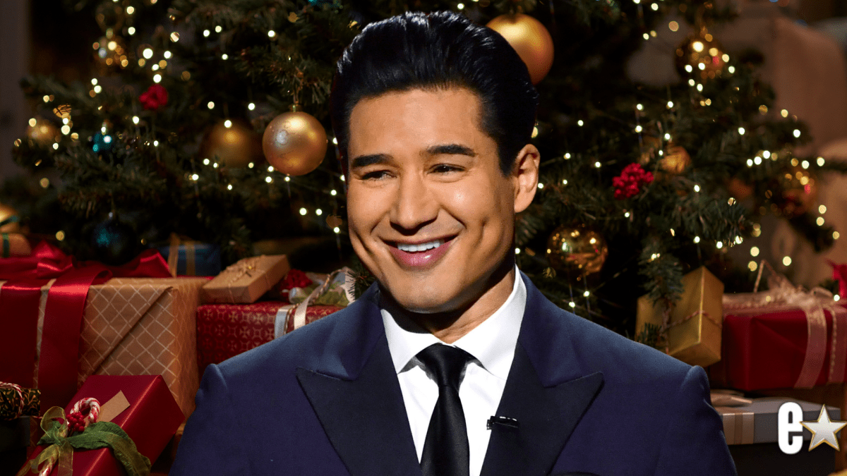 Mario Lopez smiling